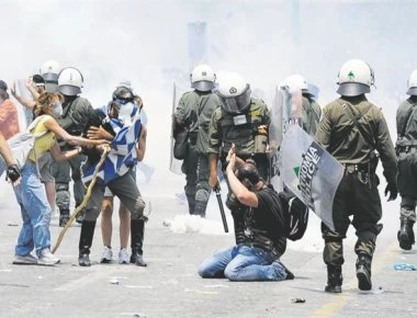 «Σκουπίδι» με κουκούλα τρώει «το ξύλο της χρονιάς του» στο Ωραιόκαστρο μόλις φωνάζει 